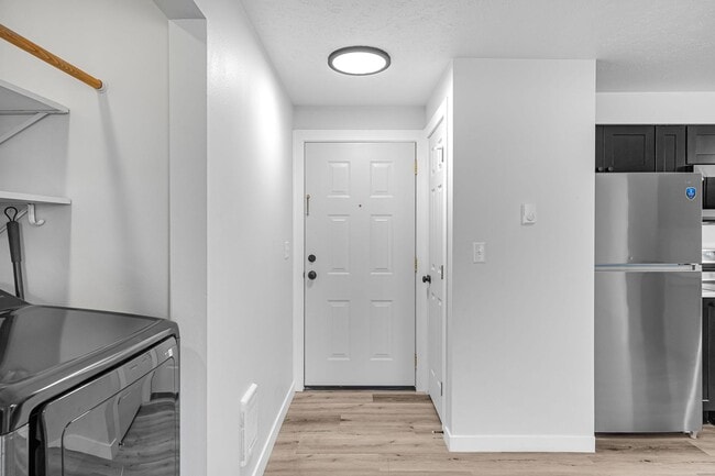 Building Photo - Newly Remodeled Mission Park Apartment!