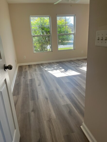 Building Photo - 447 Palm Frond Dr
