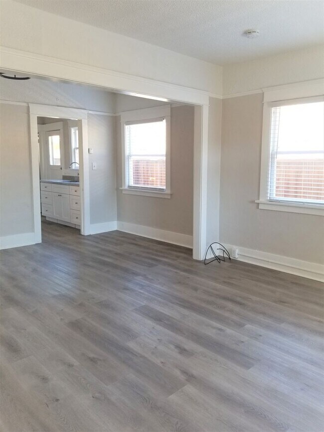 Building Photo - 401/403 Johnson