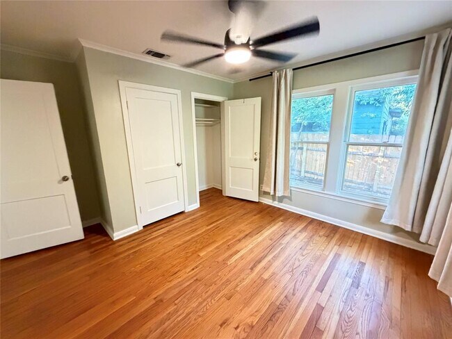 Building Photo - 6004 Woodview Ave