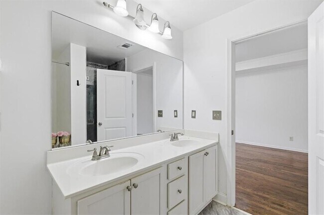 Building Photo - 1076 N Village Dr