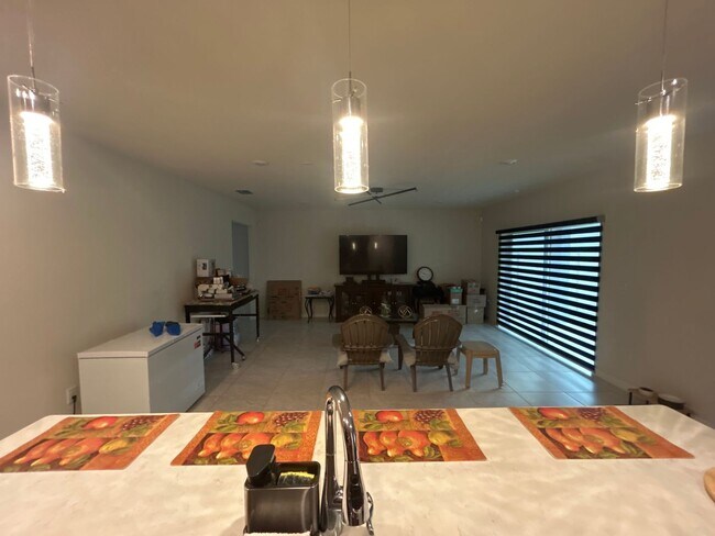 Building Photo - Beautiful and spacious 5/3 Kissimmee