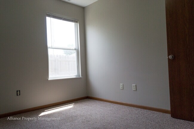 Building Photo - Brookmont Dr. 516-518