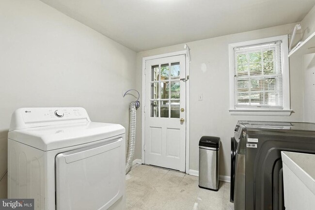 Building Photo - 9104 Hamilton Dr