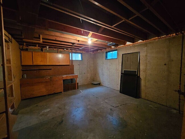 Building Photo - 250 E Graves Ave