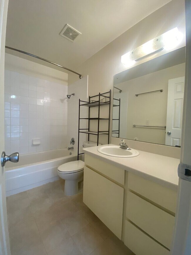 Building Photo - South Hill Triplex-Nestled away in private...