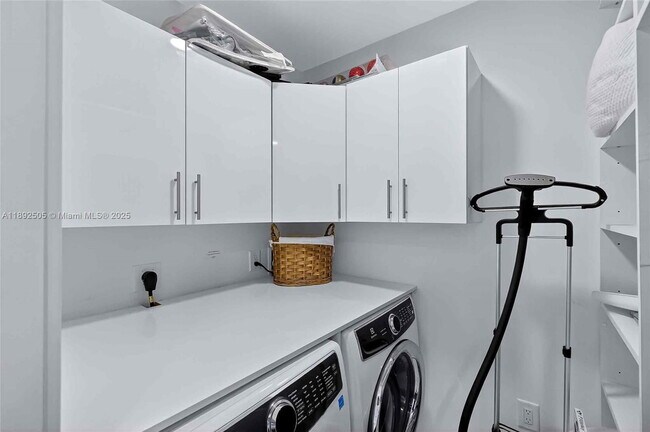 Building Photo - 851 NE 1st Ave