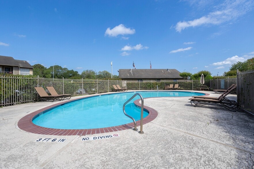 Community Pool - The Bellfort