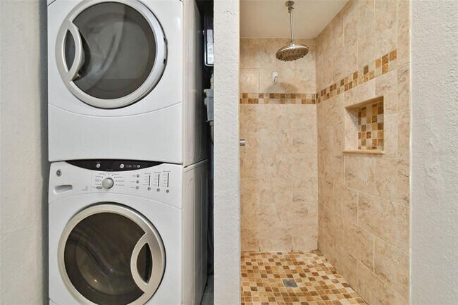 Building Photo - 3901 N Ola Ave