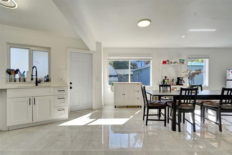 Primary Photo - 1904 SW 28th St