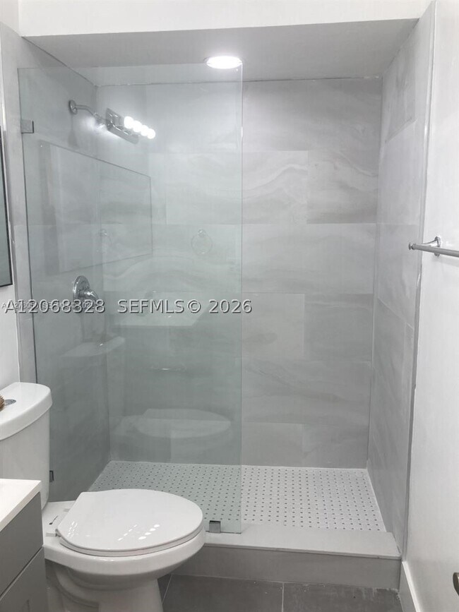 Building Photo - 9139 Fontainebleau Blvd