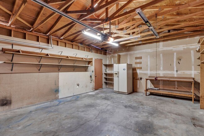 Building Photo - 466 1/2 Carson Lake Dr