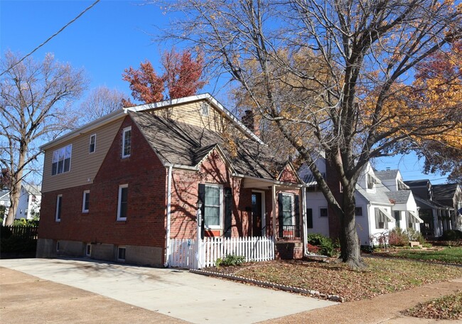 Primary Photo - 8829 Bridgeport Ave