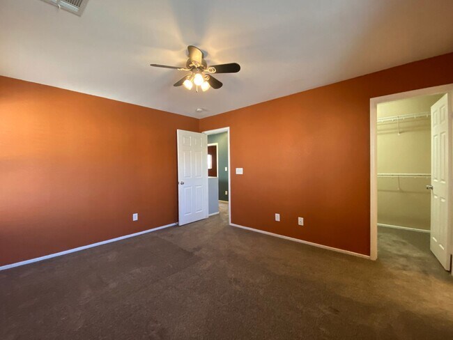 Building Photo - COZY 3 BEDROOM / 2.5 BATH HOME