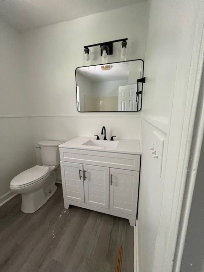 Building Photo - Two-Story Cape Cod- 3 Bed 2 Bath Greensbor...