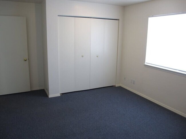 Building Photo - **Winter Special** 2 bed 1 bath duplex