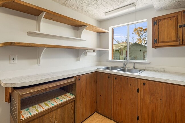 Building Photo - Rare 1-Bedroom in Fairview with Bonus Room...