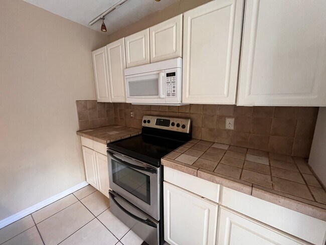 Building Photo - 5373 Bamboo Ct