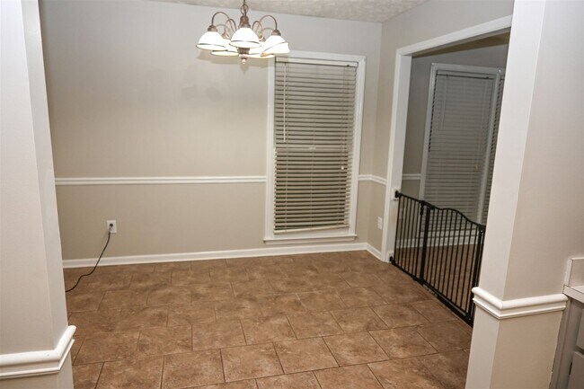 Building Photo - 332 W Pine Dr