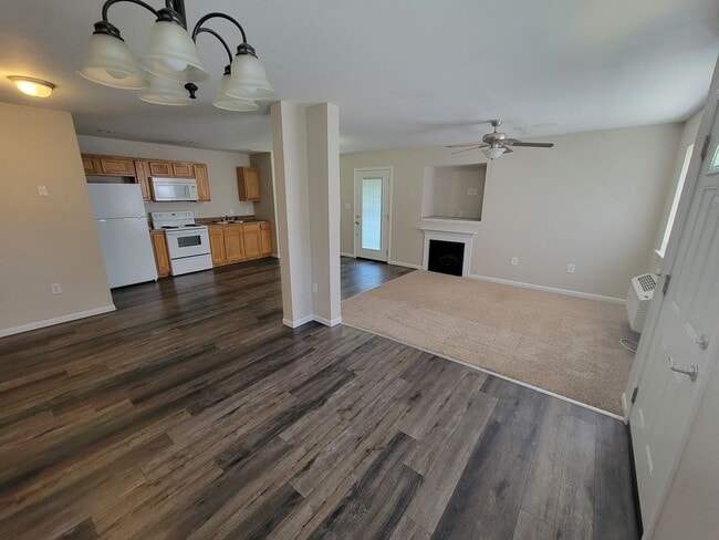 Building Photo - 3 Bedroom 2 Bath Ground Level Apartment