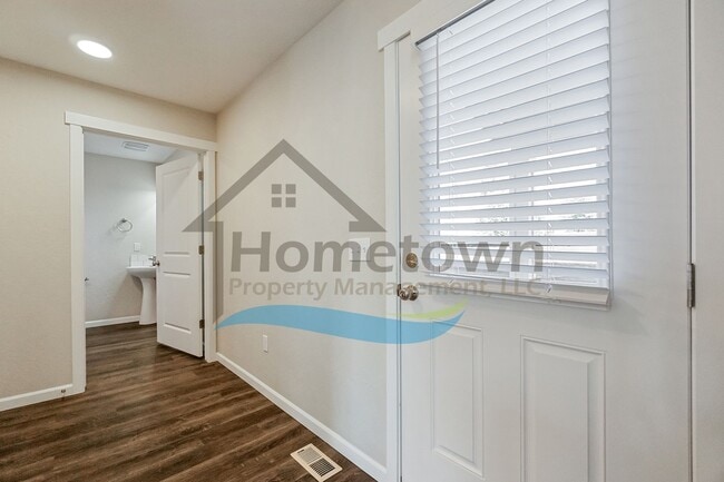 Building Photo - 2 Bedroom 2 Bath Home with Attached Garage...