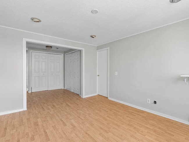 Building Photo - 285 Richard St