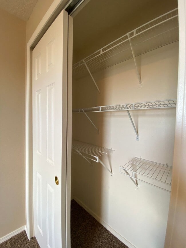 Building Photo - LOTS OF SPACE - LARGE 3 BR PLUS LOFT!