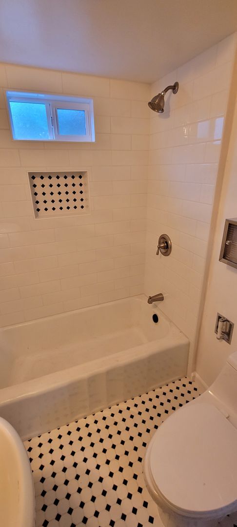 Building Photo - $1500 Cute 1 bedroom 1 bath unit above garage on quiet street