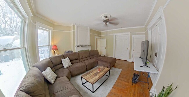 Building Photo - Large House with 2 Kitchens & 2 Living Rooms + Off-Street Parking! Available August 1st!