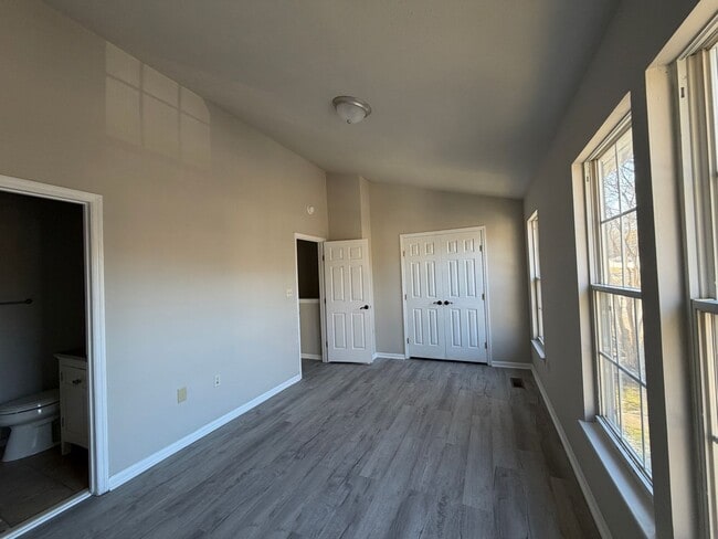 Building Photo - Great 2 bedroom fully renovated townhouse