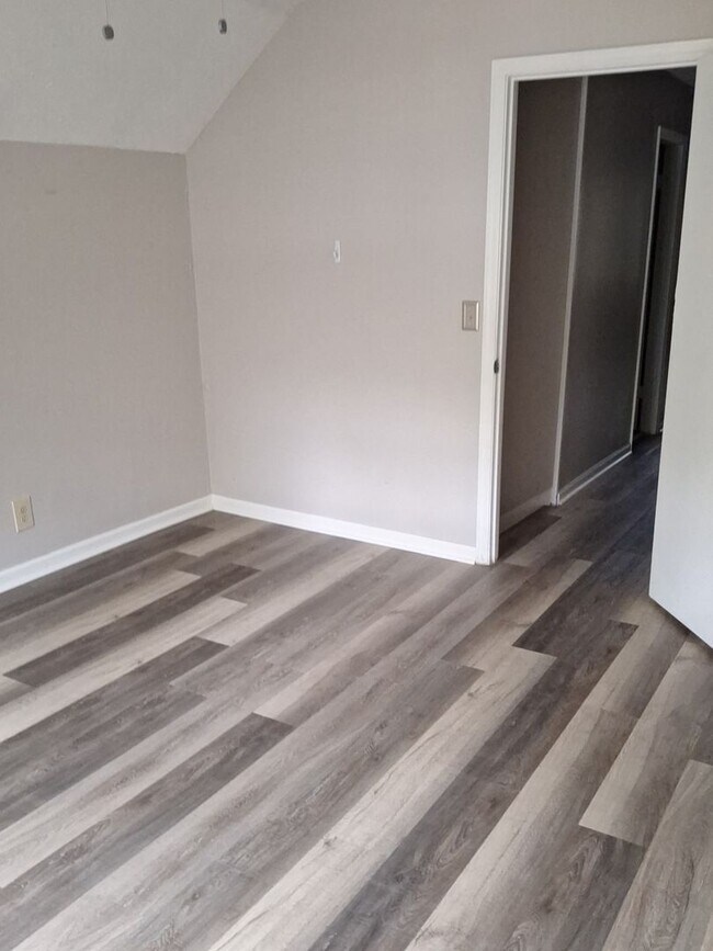 Building Photo - Charming Three Bedroom home available in Phenix City Al!