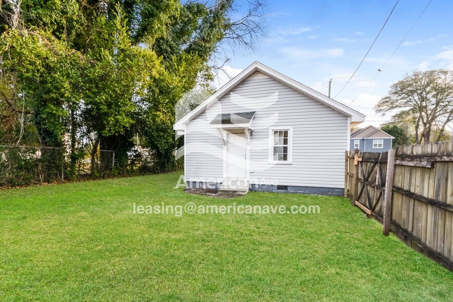 Building Photo - 908 Branson St