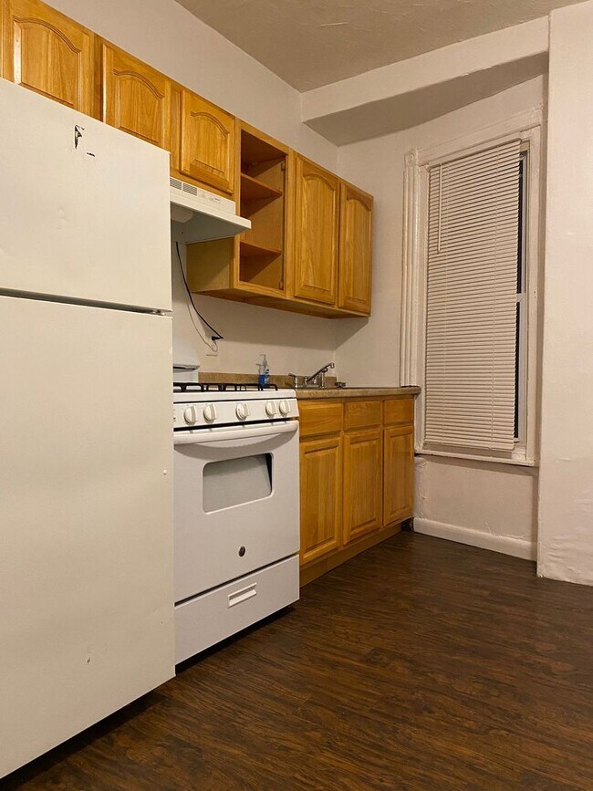 Building Photo - 6033 Elmwood Ave