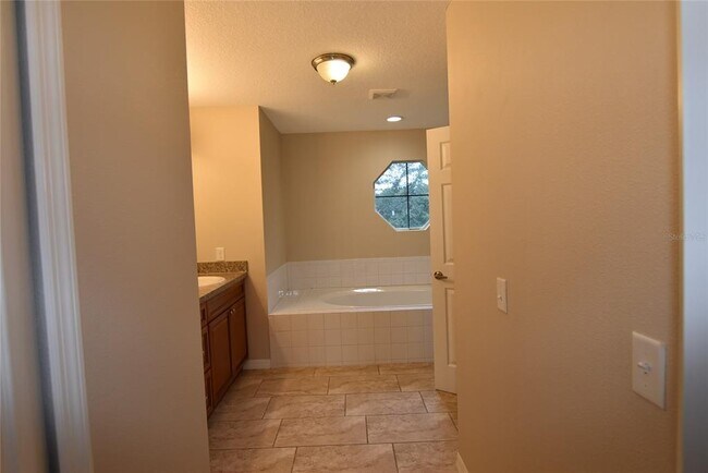 Building Photo - 527 Bristol Cir