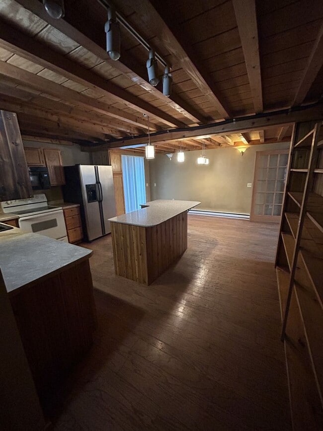 Building Photo - 1 bedrooms, 2 bathrooms. 2,000 sq ft home in a quiet country setting with large yard.