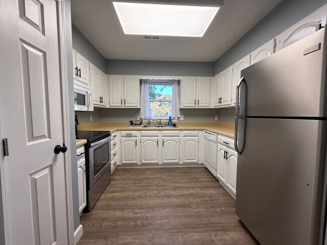Building Photo - 2 Bedroom 1.5 Bath Townhome located in Greeneville, TN