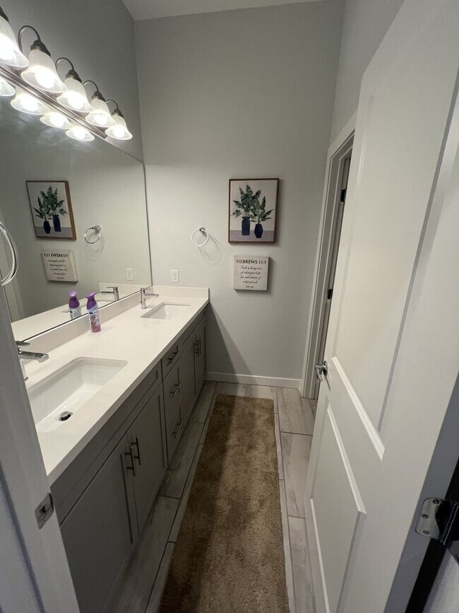 Building Photo - 3/BD 2.5/BA Sleek Townhome with High Ceilings, Balcony, and Prime Community Amenities!