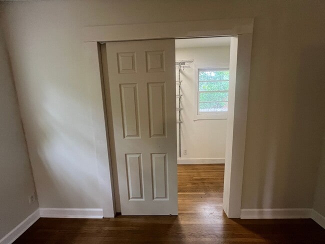 Building Photo - Cozy 2 Bedroom Minutes From Downtown