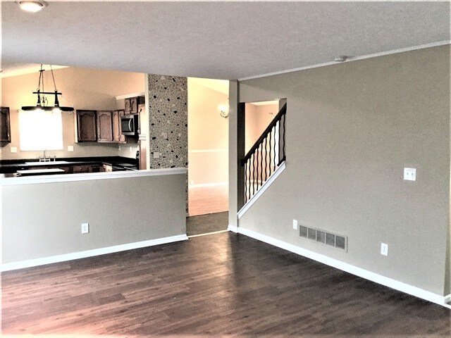 Building Photo - 931 E Branch Ct