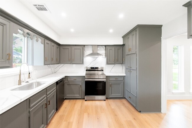 Building Photo - 15202 La Paloma Dr