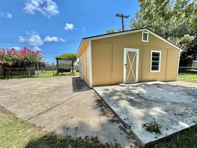 Building Photo - 1112 Southampton Dr