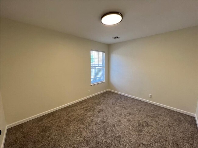 Building Photo - 909 Pruett Dr