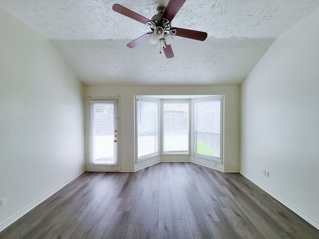 Building Photo - Welcome to this beautiful 2 story, 4 bedroom 2.5 bath home. Spacious living area with high ceilin...