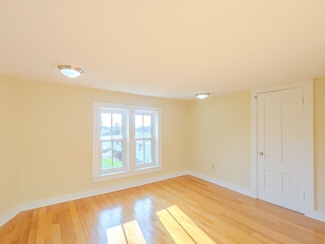 Building Photo - Spacious Renovated Colonial on The Lebanon Green