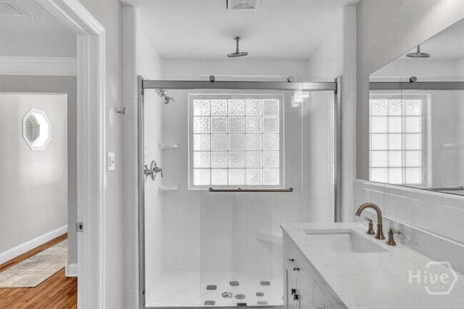 Building Photo - 404 E 66th St