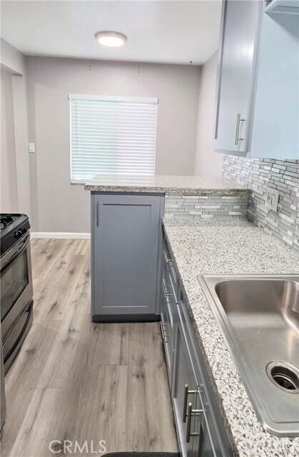 Building Photo - 10527 Western Ave