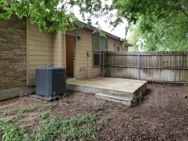 Building Photo - 1027 Brown Rock Dr