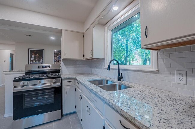 Building Photo - 1512 Bedford Ln