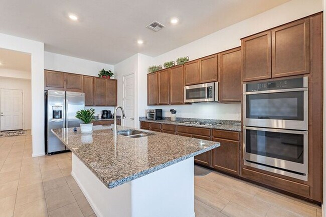 Building Photo - Bright & Spacious 4-Bed Home with 3-Car Ga...
