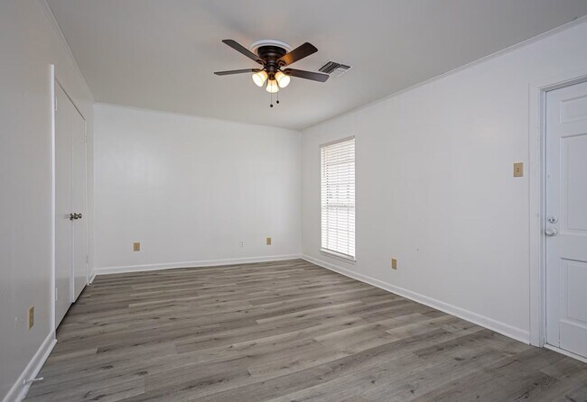 Building Photo - Beautiful and Spacious!  Freshly Renovated...